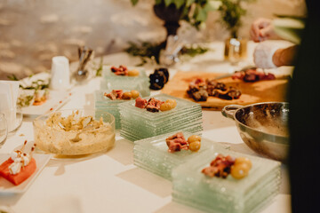 Préparation des petites assiette de dégustation de viande