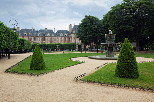 Place des Vosges, Marais, Paris, Ile-de-France, France