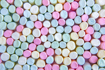 Kolorowe pianki marshmallow.