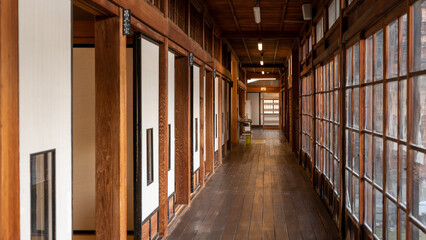 古い日本建築の家・廊下・回廊・木枠の窓