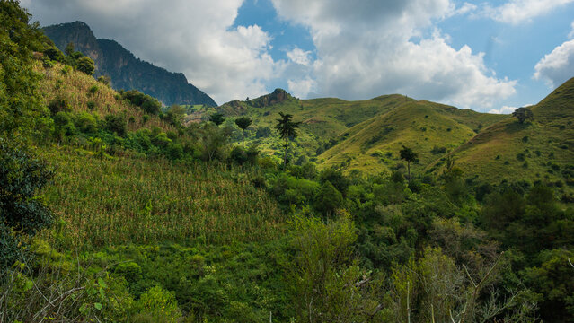 Disfrutando de los Hermosos paisajes naturales de las monta&ntilde;as en la Sierra Madre del Sur, M&eacute;xico