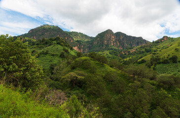 Fototapeta na wymiar Disfrutando de los Hermosos paisajes naturales de las montañas en la Sierra Madre del Sur, México