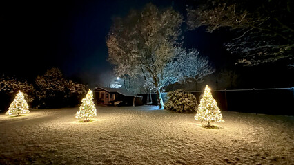 Fototapeta na wymiar Beleuchtung zu Weihnachten im Schnee