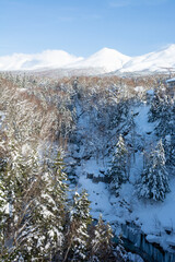 冬の晴れた日の渓谷と山頂
