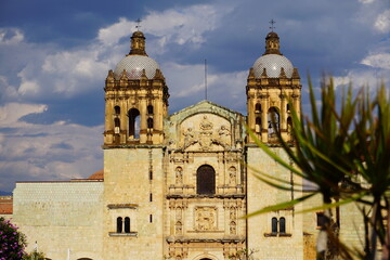 Templo de Santo Domingo de Guzmán, construcciones iniciadas en el año 1551, las obras finales del templo fueron terminadas en 1666, posteriormente en 1724 el edificio tuvo su última modificación. - obrazy, fototapety, plakaty