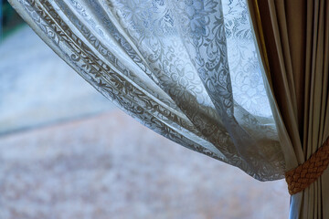屋敷の窓にかけられた白いレースのカーテン