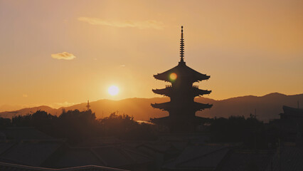 京都　維新の道からの八坂の塔と太陽