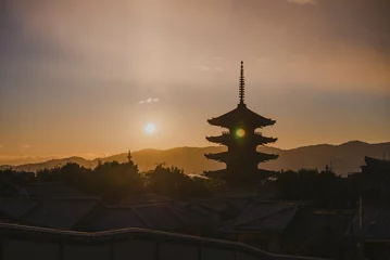 Zelfklevend Fotobehang 京都　維新の道からの八坂の塔と太陽 © Ryu