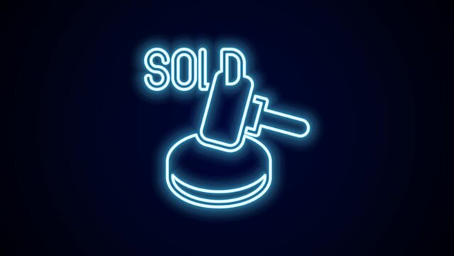 Glowing neon line Auction hammer icon isolated on black background. Gavel - hammer of judge or auctioneer. Bidding process, deal done. Auction bidding. 4K Video motion graphic animation