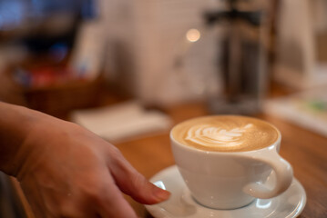 カフェラテを持っているところ