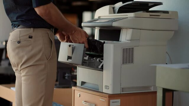 it helpdesk swapping cartridge . replace cartridge in printer . changing toner in copier