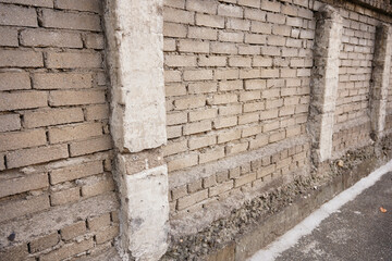 古いブロック塀