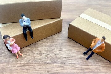 段ボール箱と男性と女性　荷造りや引越し