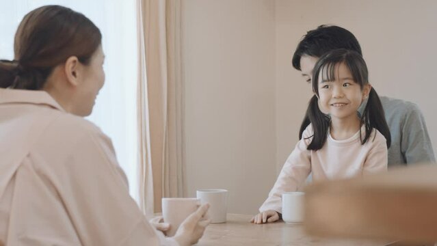 リビングルームで楽しそうに話す親子3人