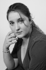 Jugne Frau blickt ernst überlegt in die Kamera