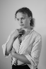 Portrait Gesicht einer nachdenklichen jungen Frau ernstes Gesicht