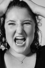 Junge Frau schreit ihren Frust heraus