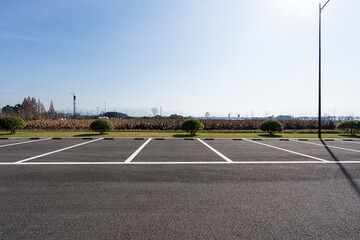 Fototapeta na wymiar parking lot in city park