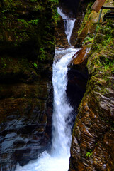 torrente Raggaschlucht che attraversa canyon in carinzia austria