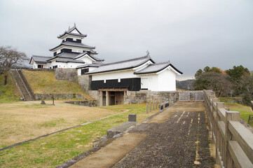 丘陵に建つ復元された白河小峰城跡
