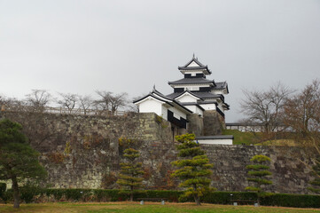Fototapeta premium 丘陵に建つ復元された白河小峰城跡