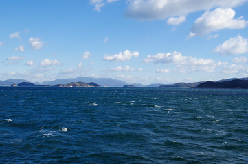 瀬戸内海を走る船から見える島々