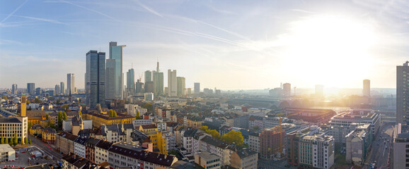 Blick über Frankfurt am Main mit Skyline und Hauptbahnhof