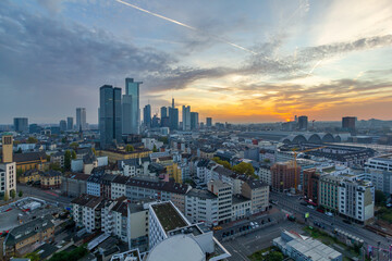 Sonnenaufgang in Frankfurt am Main mit Skyline und Hauptbahnhof.