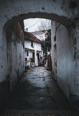 Fototapeta na wymiar old town, white arch , entrance to a narrow street