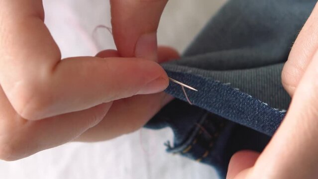 The processing process is to cut the jeans with your own hands or in the workshop. step 2 sew stitching