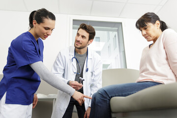 Obraz premium orthopedic surgeon examining the knee reflex