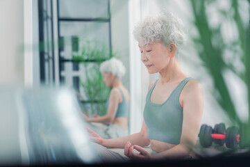 ヨガをする元気なシニア女性
