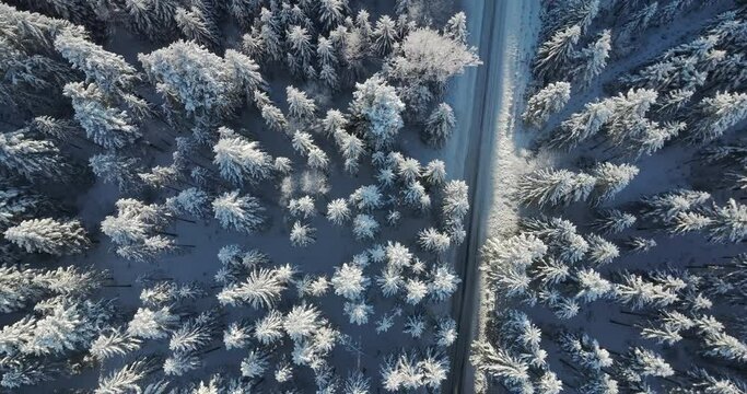 C4K Drohnen flug in einer in einer cinematischen Winterlandschaft in Bayern