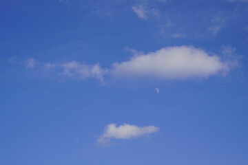 昼の月と雲