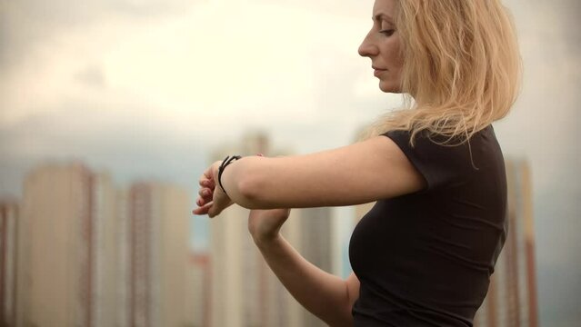Checking pulse on smartwatch during a recreational running workout