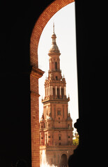 La torre sur de la plaza de España en Sevilla, vista desde uno de los arcos.