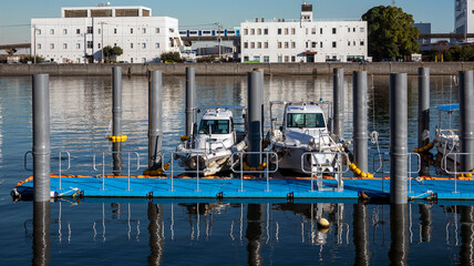運河に浮かぶ船