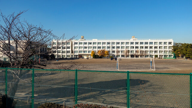校舎と校庭