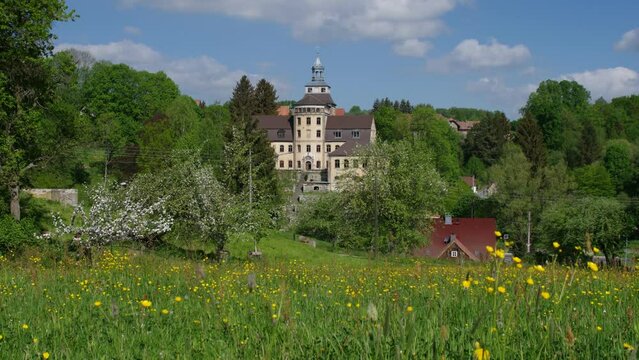 Zittauer Gebirge, Hainewalde Schloss im Fruehling mit blühenden Apfelbäumen