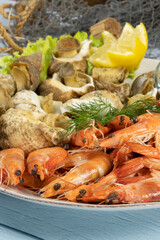 bulots et crevettes en gros plan dans une assiette