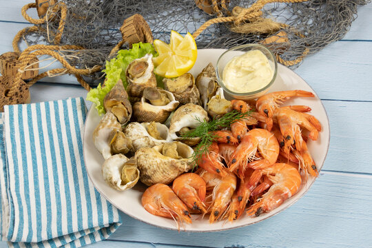 bulots et crevettes en gros plan dans une assiette