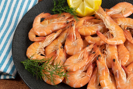assiette de crevettes roses en gros plan sur une table
