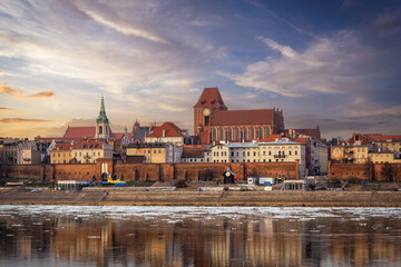 Obraz premium The old town of Torun, view from the Vistula river, Poland.