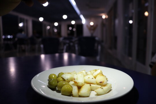 Jibia plancha y aceitunas verdes