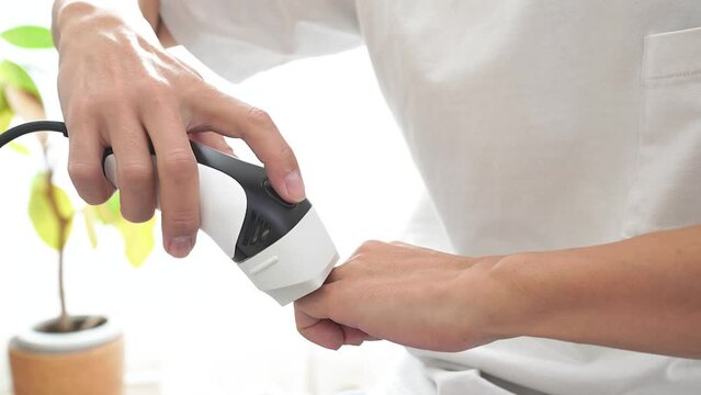 セルフ脱毛をする30代の男性