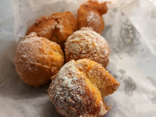 Frisch gebackene Mutzen in einer Papiertüte