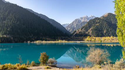 Fototapeta premium golden autumn in a mountain gorge. beautiful mountain lake