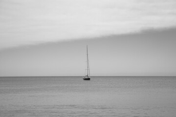 Costa mediterr&aacute;nea con velero