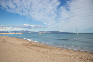 Costa mediterránea con nubes