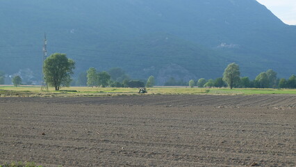 Traktor auf Feld am Comer See Italien